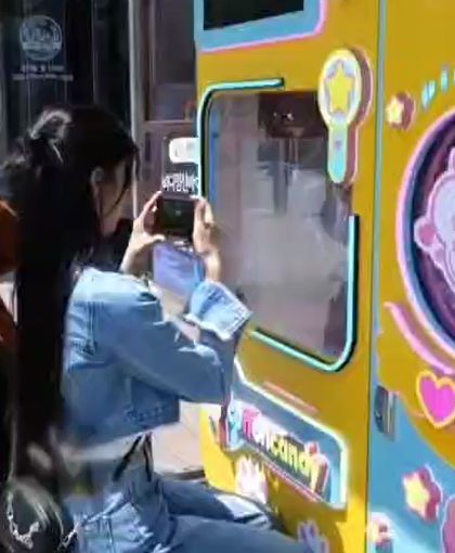 お客様は韓国人で、彼ら夫婦は韓国で起業したいと思って、弊社は彼のために上部のマークとシールをカスタマイズしました。意外なことに、市場に出ると若者に人気があり、みんなが彼らの機械が大好きで、短期間で利益を上げることに成功し、今では韓国の多くの場所で彼らの機械を見ることができます。